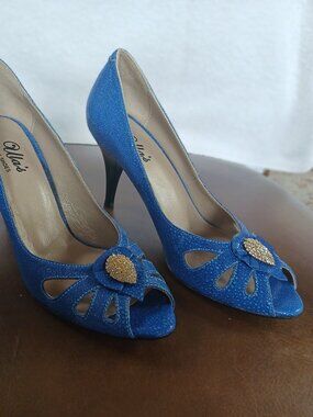 Sharp leather heels in blue with diamond applique.